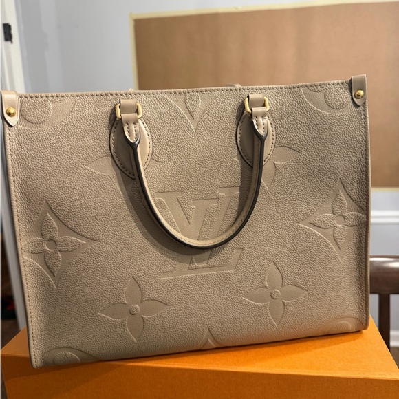 Louis Vuitton On-The-Go MM Embossed Tote Turtledove - Picture 3 of 8